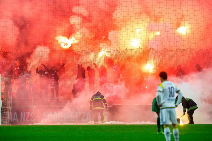 Ko govorimo o navijačih, je treba potegniti ločnico med navadnimi navijači in tistimi bolj strastnimi v organiziranih skupinah, tako imenovanimi ultrasi. | Foto: Vid Ponikvar