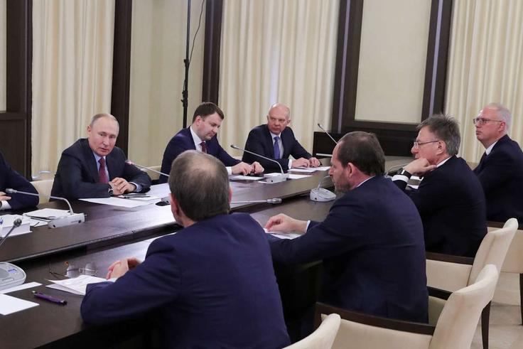 Aleksander Galicki (drugi z desne) in ruski predsednik Vladimir Putin za isto mizo marca 2020 tik pred prvimi ruskimi ukrepi za zajezitev epidemije bolezni covid-19. Šlo je za Putinovo srečanje z nekaterimi najvplivnejšimi ruskimi vlagatelji v Putinovi rezidenci Novo-Ogaryovo v bližini Moskve.  | Foto: Profimedia