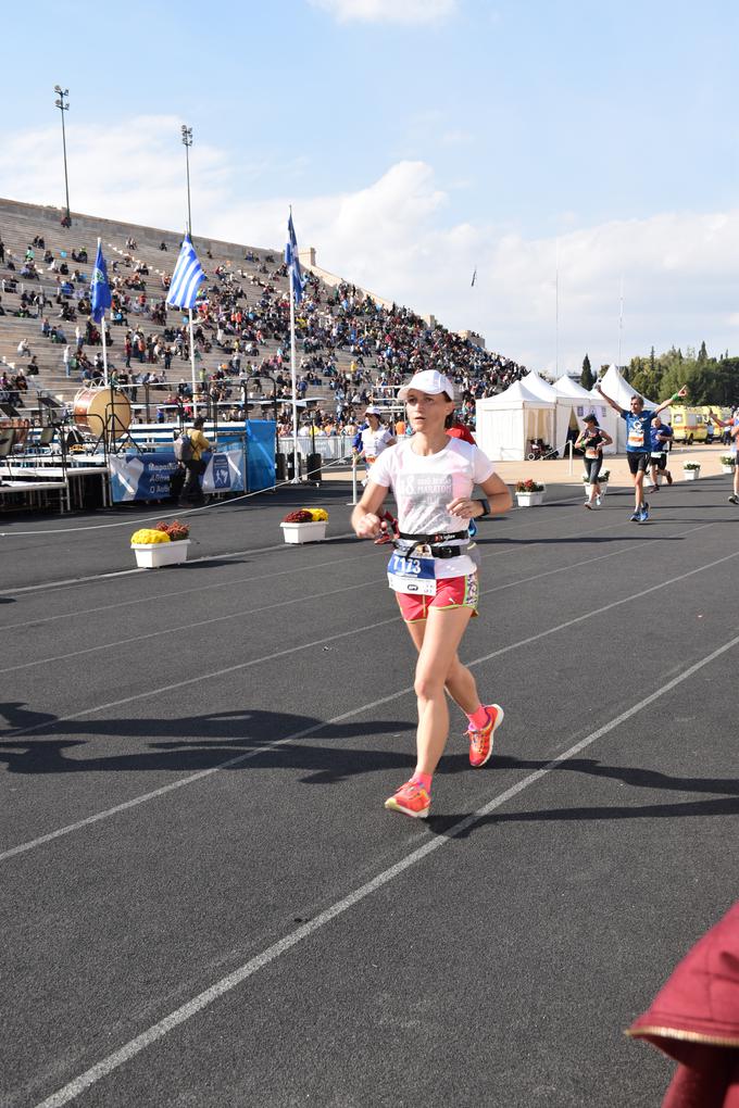 Darja Dugon, redna udeleženka tekaških izletov s Športnim društvom Maratonc, pred ciljem v Atenah leta 2018. | Foto: Igor Zonik