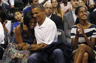 Zakonca Obama ujela kamera poljubov
