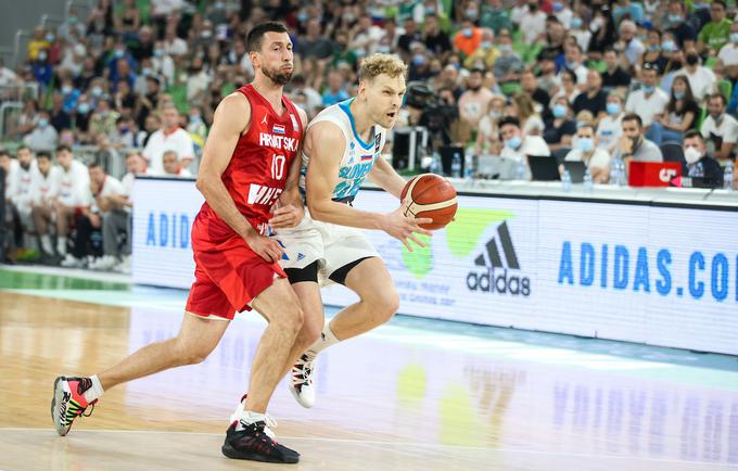 Na olimpijskem turnirju spremlja nastope kar štirih nekdanjih soigralcev pri Cedeviti Olimpiji. Med njimi je tudi Jaka Blažič. | Foto: Vid Ponikvar