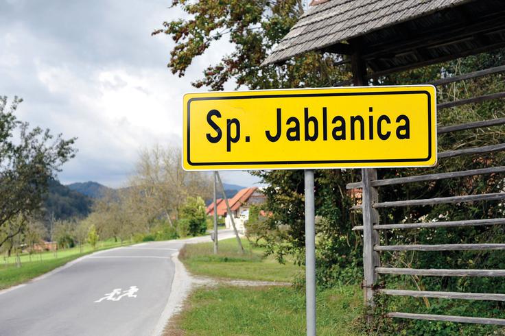 Nesreča se je zgodila v vasi Spodnja Jablanica, le okrog dva kilometra pred ciljem zadnje hitrostne preizkušnje sezone 1993. | Foto: Gregor Pavšič