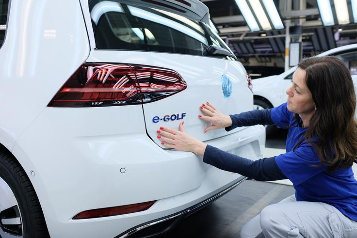S finančnimi storitvami je Volkswagen v poslovnem letu 2016 dosegel rekordne prihodke od prodaje 27,6 milijarde evrov, kar je 6,4 odstotka več kot v predhodnem letu. Dobiček iz poslovanja je z 2,1 milijarde evrov za 9,6 odstotka presegel vrednosti iz predhodnega leta. | Foto: Volkswagen