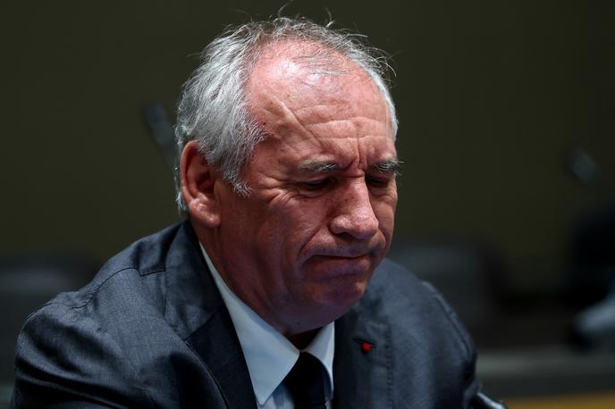 Francois Bayrou | Priljubljenost premierja Francoisa Bayrouja, ki je oslabljen, ker v parlamentu nima večine, je sicer v anketah močno padla, predvsem zaradi tega škandala, ki ga spremlja že tri mesece. | Foto Reuters