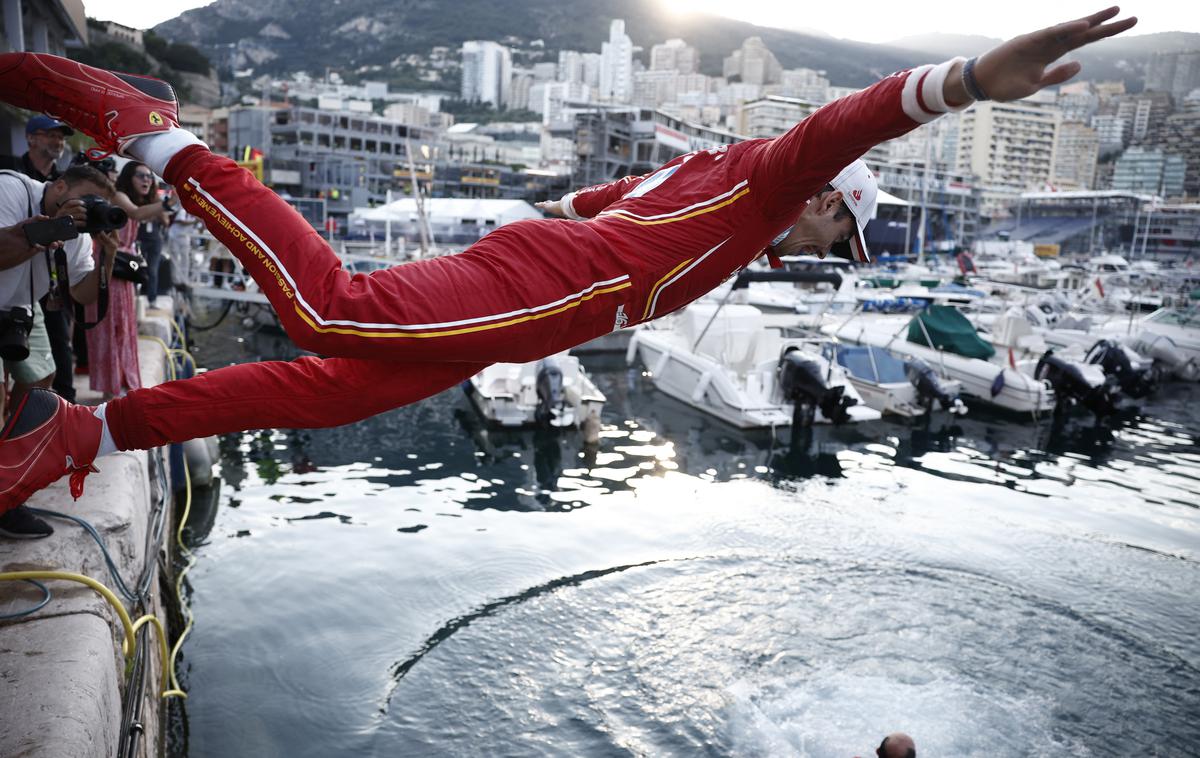 Monako Charles Leclerc Ferrari | Charles Leclerc je svojo prvo zmago na domači dirki proslavil s skokom v morje. | Foto Reuters
