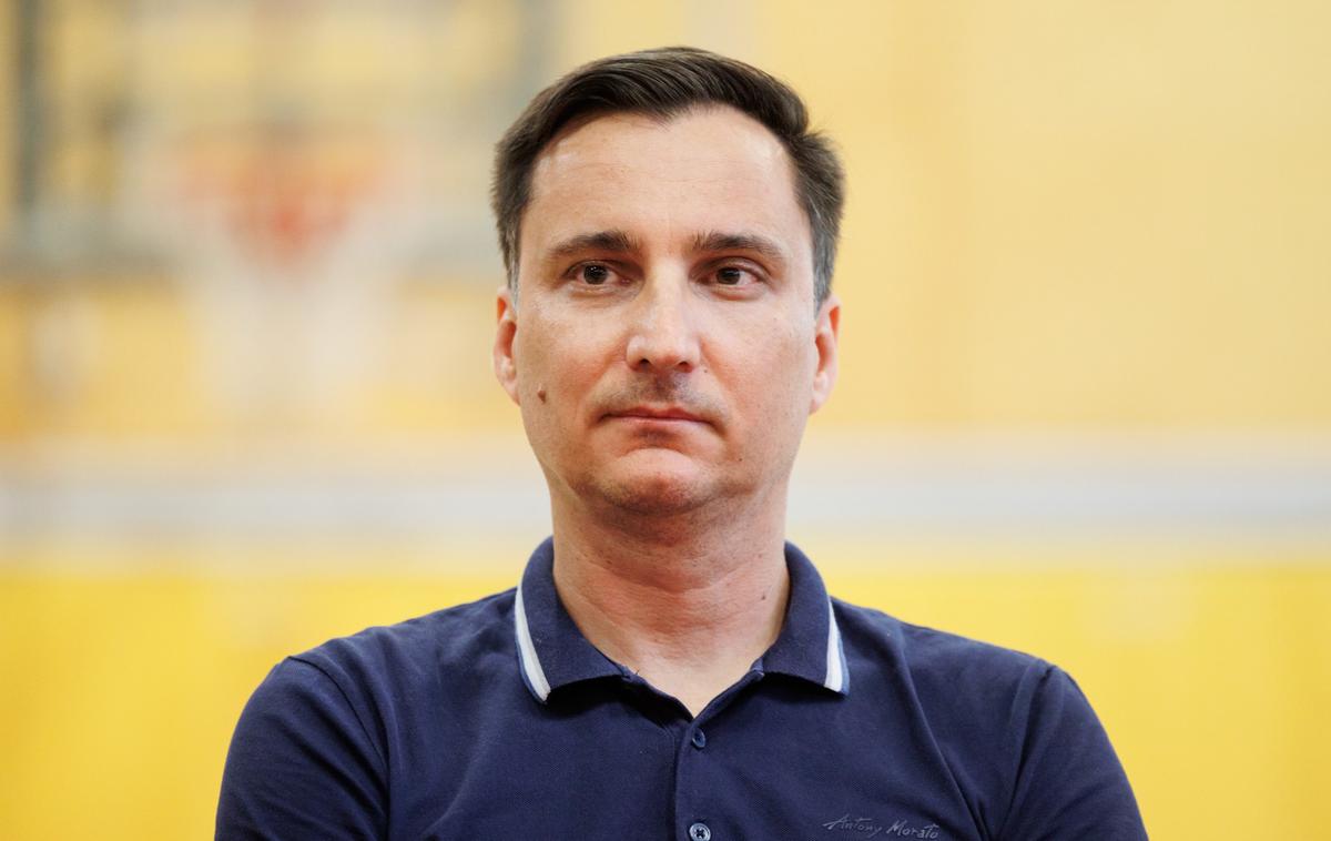 Denis Baš | Protitelesa, ki jih dobimo v krvi s cepljenjem, so več desetkrat višja, kot pa bi bila kadarkoli po naravni okužbi. "Ljudje še vedno mislijo, da bo stvar, ki jo prebolijo po naravni okužbi, okrepila imunski sistem, ampak pri HPV do tega nikakor ne pride," je dejal pediater in predsednik sekcije za primarno pediatrijo pri Slovenskem zdravniškem društvu Denis Baš. | Foto STA