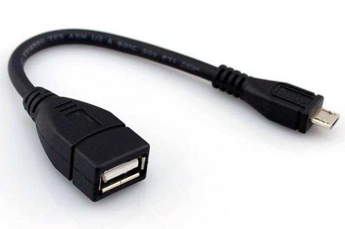 Kabel USB UTG. V veliko luknjo vstavimo USB priključek miške, ožji del pa vklopimo v pametni telefon ali tablico.  | Foto: Matic Tomšič