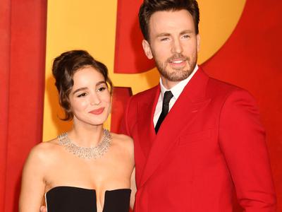 Chris Evans se je s partnerko razveselil rojstva deklice