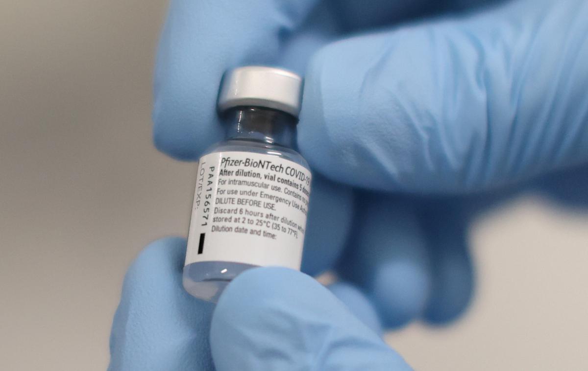 Cepivo proti covid-19 | Zdravstvene oblasti na Otoku cepljenje proti novemu koronavirusu odsvetujejo ljudem s hudimi alergijskimi reakcijami na hrano, zdravila ali cepiva. | Foto Reuters
