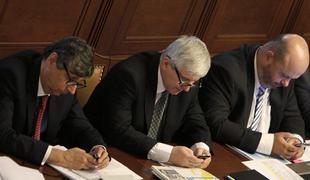 Češka vlada po zaupnico v parlament, a uspeh vprašljiv