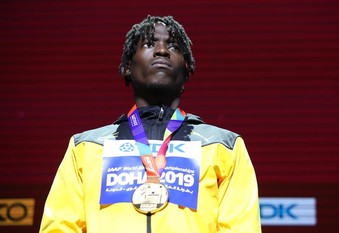 V Dohi je Jamajki prinesel prvo zlato s svetovnih atletskih prvenstev v tehničnih disciplinah. Bo podvig ponovil na olimpijskih igrah 2020? | Foto: Getty Images