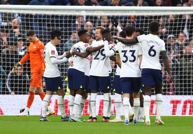 Tottenhamu je napredovanje priigral kapetan Harry Kane. V polno je zadel v 50. minuti. | Foto: Reuters