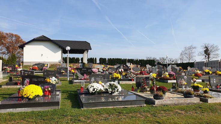 Na pokopališču na Hodošu so pravkar postavili prvi žarni zid na Goričkem. Urediti morajo še stezo, okolico in razsvetljavo, za zaščito pred vremenskimi razmerami med obredi bi radi zasteklili še del mrliške vežice. | Foto: Metka Prezelj