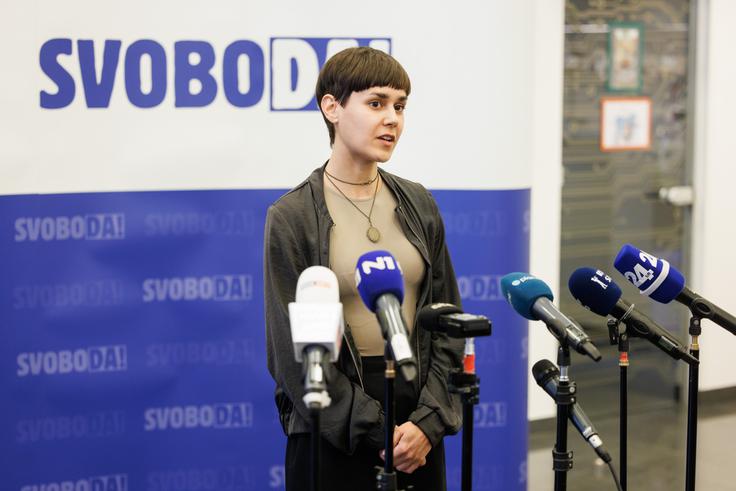 "V Alde se zavedajo, da je naš predsednik vlade Robert Golob eden od redkih predsednikov vlad, ki pripadajo skupini liberalcev,"  je poudarila poslanka in podpredsednica stranke Sara Žibrat, ki je v GS pristojna za mednarodne zadeve. | Foto: STA