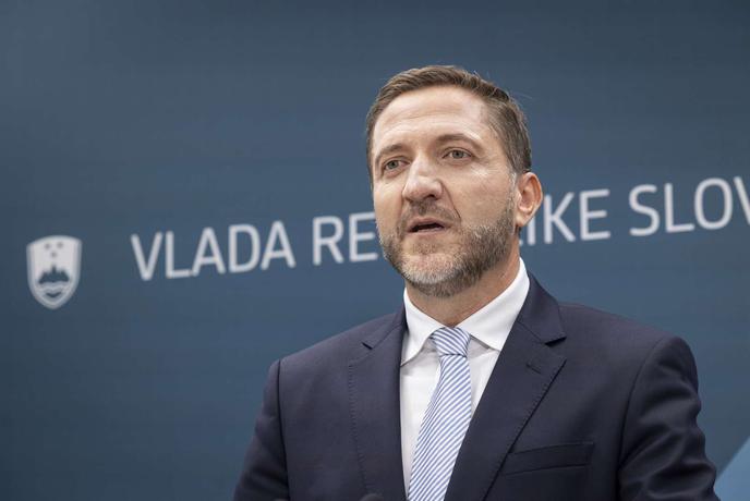 Minister Boštjančič o odločitvah vlade #vŽivo