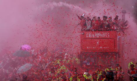 Šampionska parada v Neaplju, v Liverpoolu slavilo milijon ljudi #video