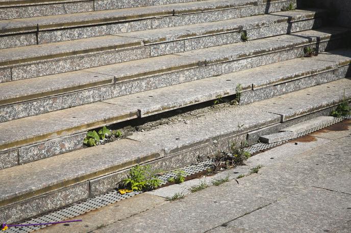 Propadajoče stopnice na železniški postaji | Foto Bojan Puhek