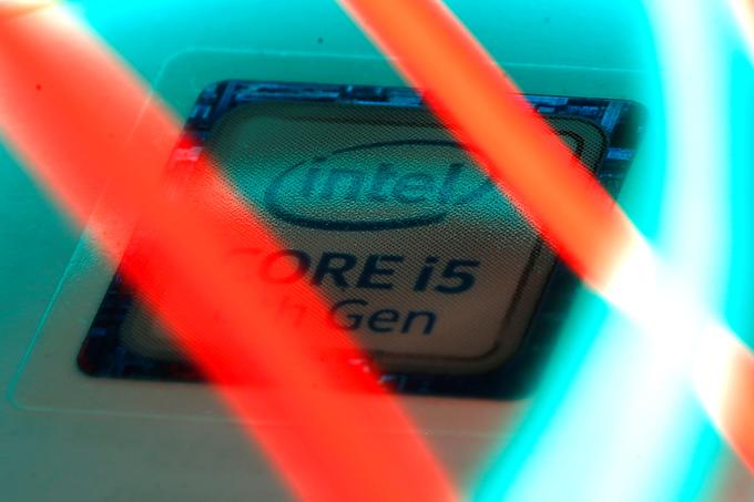 Pri Intelu so v izjavi za javnost zapisali, da bodo "povpraševanje po računalniških procesorjih za osebne računalnike ustrezno poravnali z dobavljivo zalogo". To najverjetneje pomeni, da bodo proizvajalci osebnih računalnikov prejeli omejeno število procesorjev, omejevanje pa skoraj vedno vodi do višjih cen.  | Foto: Reuters