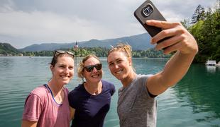Neverjetno potovanje treh deklet: mimo Bleda in Bohinja na kolesu do Nove Zelandije #foto