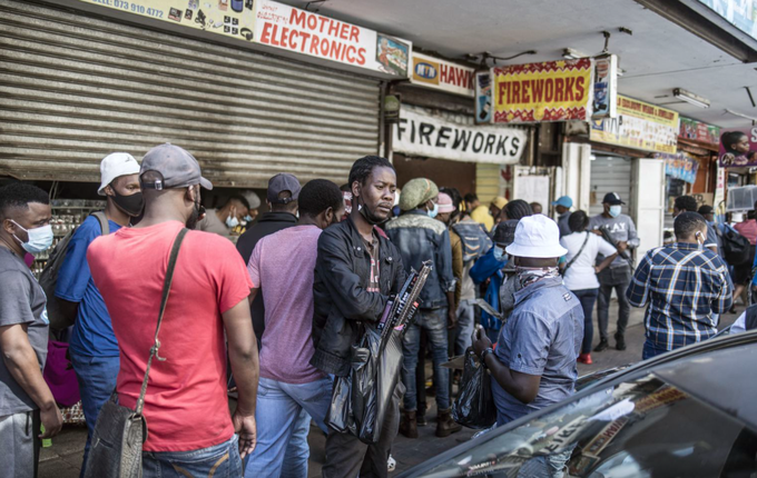 Ljudje čakajo v vrsti pred trgovino s pirotehničnimi izdelki v Johanesburgu.  | Foto: posnetek zaslona/Revija Lady