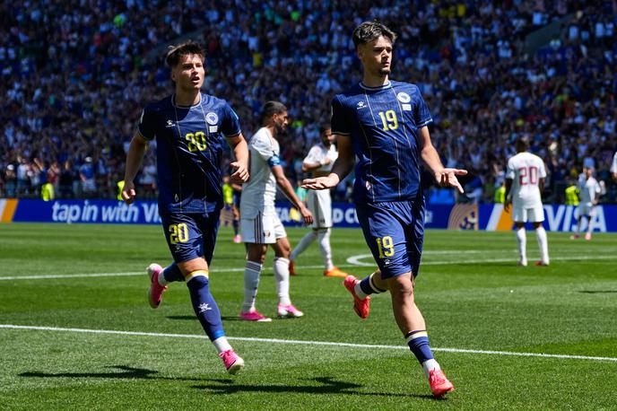 Kerim Alejbegović | Kerim Alajbegović (desno) je z močnim strelom od daleč Bosno in Hercegovino popeljal v vodstvo proti Katarju, "zmaji" pa so na koncu slavili s 3:1 in si zagotovili preboj v izločilne boje svetovnega prvenstva, kjer jih čaka gostiteljica ZDA. | Foto Guliverimage