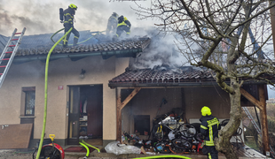 Požar v stanovanjski hiši: ogenj popolnoma uničil mansardo in streho objekta #foto