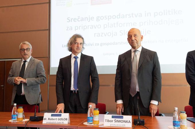 Član uprave SIJ Tibor Šimonka (na fotografiji desno) je kot predsednik GZS državo opozarjal, da mora zaradi rasti cen energentov hitro pomagati podjetjem z energetsko intenzivno proizvodnjo. | Foto: STA ,