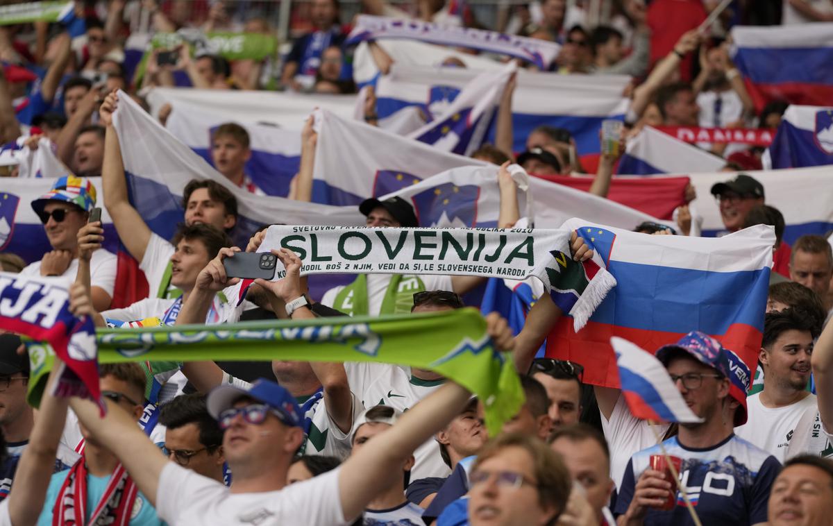 Slovenija navijači | Slovenijo je v nedeljo bodrilo v Stuttgartu kar 12 tisoč slovenskih navijačev. Na Adama Gnezdo Čerina so naredili ogromen vtis. | Foto Guliverimage