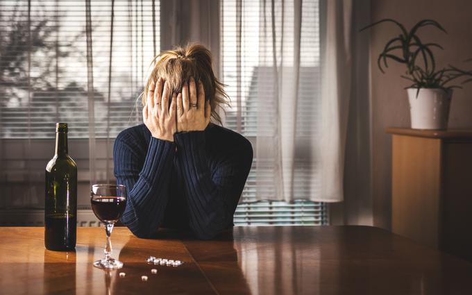 "Pri ženskah je precej več prikritega pitja kot pri moških. Precej več se pije doma, tudi med likanjem na  primer. V našem društvu je kar nekaj takih primerov." | Foto: Getty Images