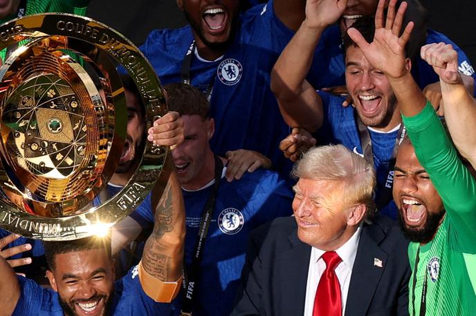Chelsea Donald Trump | Donald Trump je med proslavljanjem ostal sredi odra, obkrožen z nogometaši Chelseaja, kar je bilo vse prej kot v skladu s strogim varnostnim protokolom. | Foto Reuters