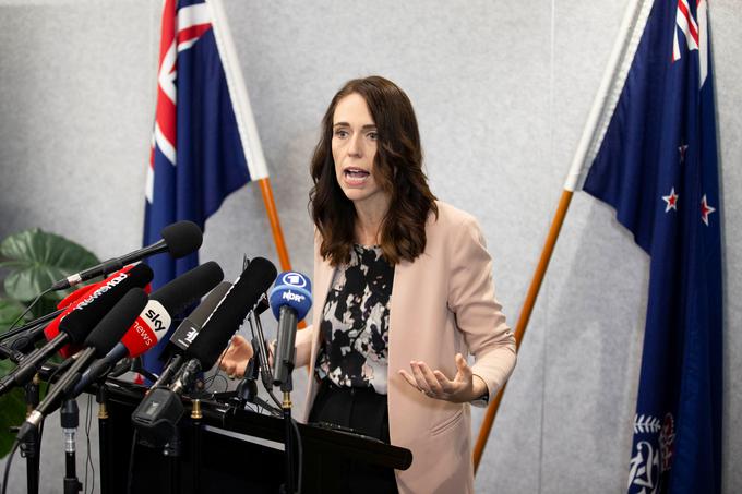 Jacinda Ardern je ob napovedanem znižanju plač dejala: "Če kdaj, je zdaj pravi trenutek za premostitev vrzeli med različnimi položaji." Sama na leto zasluži približno 470 tisoč novozelandskih dolarjev (približno 260 tisoč evrov), ministri pa 300 tisoč novozelandskih dolarjev (približno 165 tisoč evrov). | Foto: Reuters