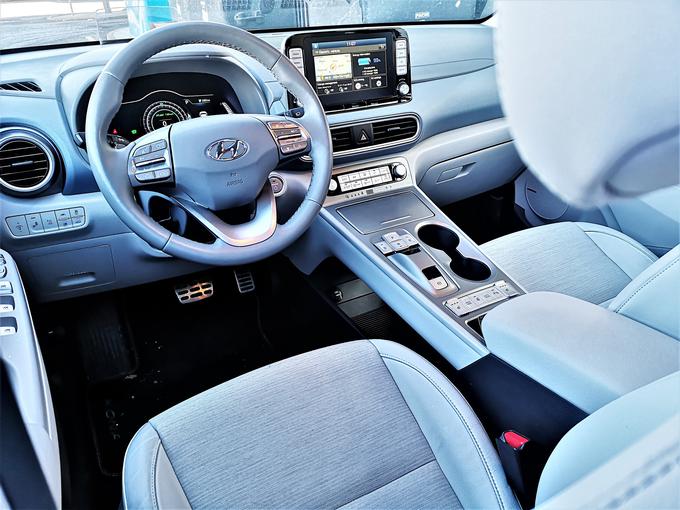 Pod sredinsko konzolo bo Hyundai kmalu začel vgrajevati varnostno blazino, ki bo obvarovala voznika in sovoznika v primeru trčenja. | Foto: Gregor Pavšič