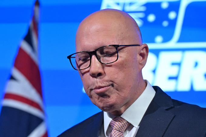 Ne samo, da je na volitvah njegova konzervativna stranka doživela hud poraz, Peter Dutton je izgubil tudi svoj poslanski sedež, kažejo projekcije. | Foto: Reuters