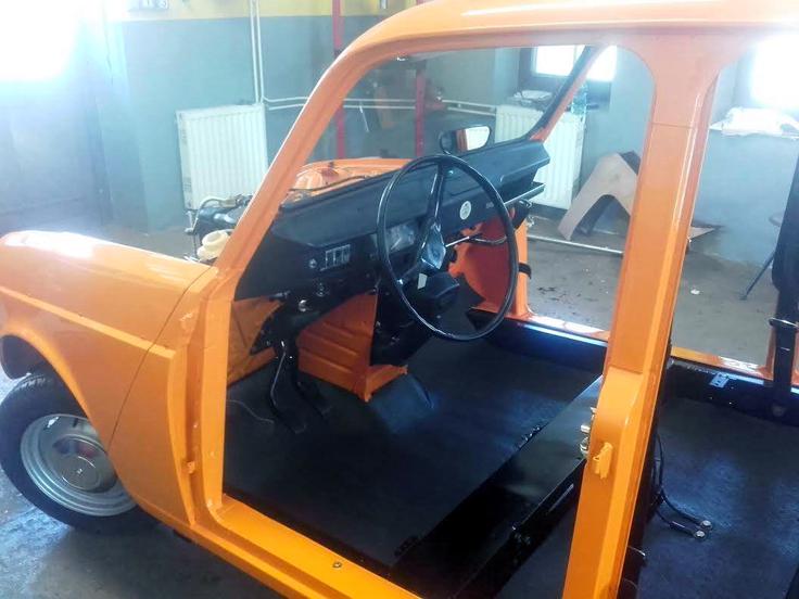 Renault 4 Mlinar katrce tudi obnavlja in v Žiri mu jih na obnovo vozijo tudi tujci. Med njimi je največ Francozov. | Foto: Osebni arhiv Jan Mlinar