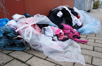 Razkrivamo, koliko oblačil v resnici zavržemo Slovenci.