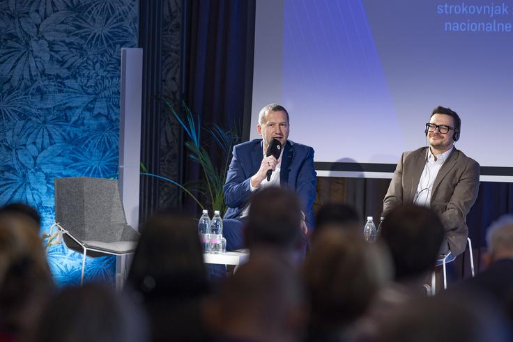 Črnčec je Putinovo politiko umestil v zgodovinski okvir Evrope. Spomnil je, da evropska zgodovina večkrat kaže, kako so velike sile odločale o usodi manjših držav – od kongresa Svete alianse v Ljubljani leta 1821, prek revolucij leta 1848, do prve in druge svetovne vojne ter povojnih delitev interesnih sfer.

Poudaril je, da je Slovenija po osamosvojitvi izkoristila zgodovinski trenutek leta 1991 in se z vstopom v Evropsko unijo in Nato leta 2004 odločila za okvir, ki je omogočil udejanjanje in ohranjanje suverenosti. Opozoril je, da Evropa opozorilnih signalov ni jemala dovolj resno: najprej ob ruski agresiji na Gruzijo leta 2008, nato ob aneksiji Krima leta 2014, ko je prevladovalo prepričanje, da gre za omejene in obvladljive krize. | Foto: Ana Kovač