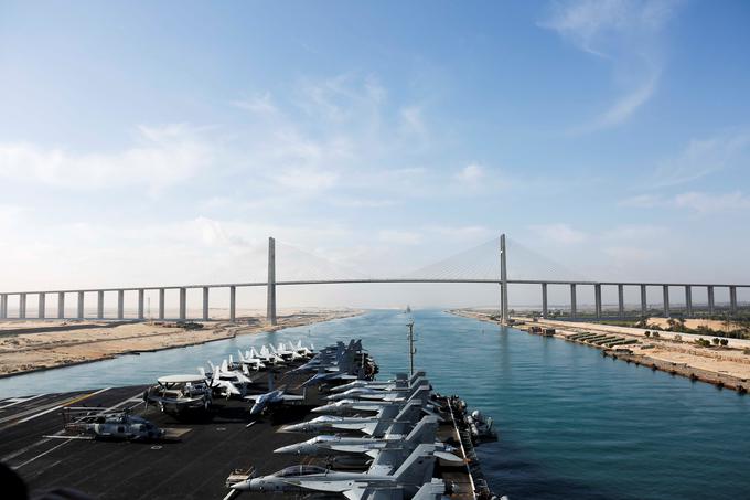 Leta 2001 so nad sueškim prekopom odprli slabe štiri kilometre dolg most. | Foto: Reuters