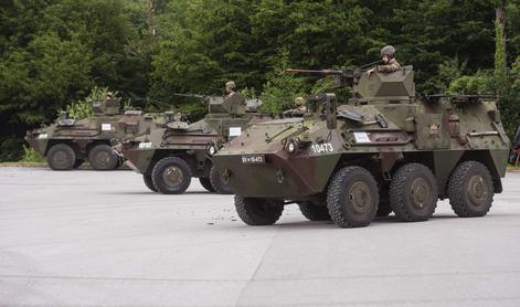 Prometna nesreča specialnega vozila SV: pet vojakov odpeljali v bolnišnico