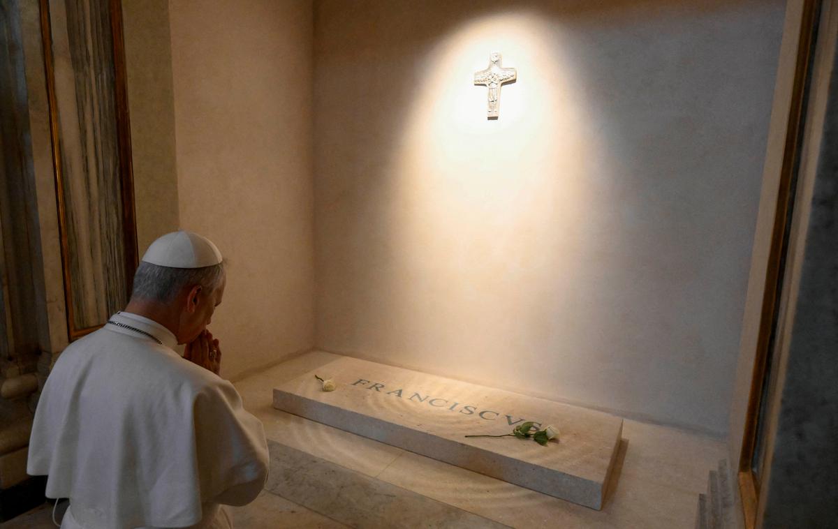 Papež Leon XIV. ob grobnici svojega predhodnika, papeža Frančiška v baziliki Marije Snežne v Rimu | Papež Leon XIV. je pred grobnico svojega predhodnika pokleknil in molil. | Foto Reuters