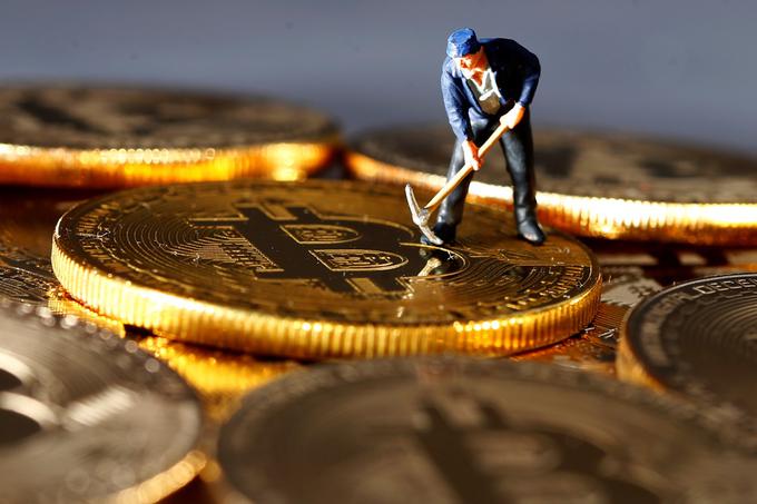 Tržna kapitalizacija bitcoina, to je skupna vrednost vseh bitcoinov v obtoku, je trenutno okrog 214 milijard evrov, kar pomeni, da bitcoin predstavlja samo malo več kot tretjino vrednosti celotnega svetovnega trga kriptovalut.  | Foto: Reuters