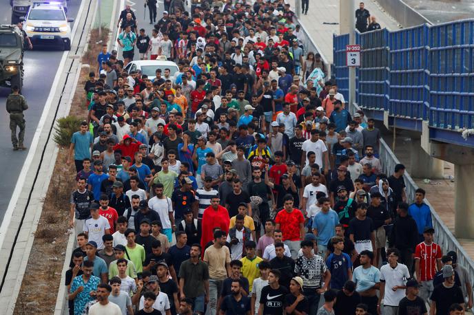 Ceuta | Nekateri migranti so po poročanju španskih medijev ponoči iskali prenočišča na ulicah Ceute, medtem ko si oblasti prizadevajo zagotoviti nastanitev za vse, ki so še ostali v eksklavi. | Foto Reuters