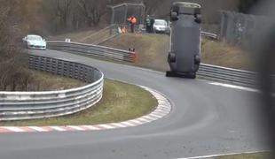 Tragedija na Nürburgringu: dirkalnik poletel čez zaščitno ograjo, umrl gledalec (video)