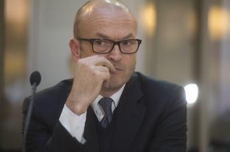 Kaj dela guverner Jazbec, ko se potaplja največji lastnik banke zadružnikov in kmetov?