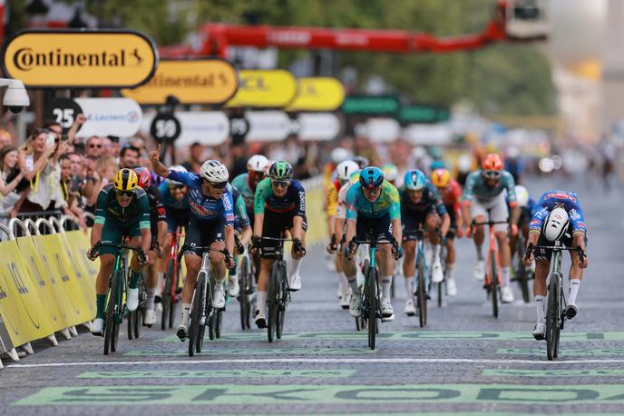 Mathieu Van Der Poel, Tour de France | Mathieu van der Poel je komaj zadržal prednost pred sprinterji na Elizejskih poljanah v Parizu.  | Foto Reuters
