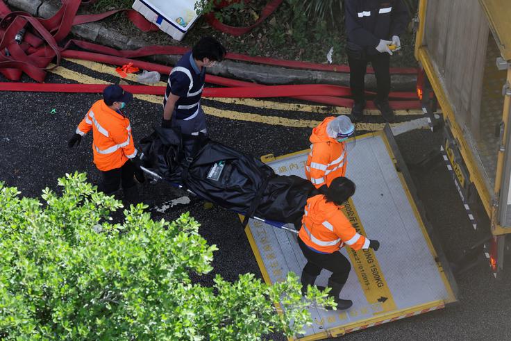 Smrtnih žrtev obsežnega požara v Hongkongu je vse več. | Foto: Reuters