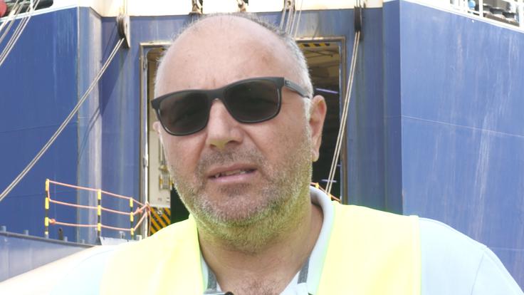Direktor podjetja Navigo Ali Al Dilaimi. Kot ladijski agent zastopa ladjarja in že pred prihodom ladje poskrbi za vso potrebno birokracijo.  | Foto: Gregor Pavšič