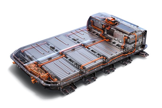 Skupno so na dno namestili 288 celic litij-ionskih baterij, ki jih je Opel razvil skupaj z družbo LG Chem. Tako postavljene baterije ne vplivajo na prostornost avtomobila, obenem pa mu zaradi nižjega težišča omogočajo boljše vozne lastnosti. | Foto: Opel