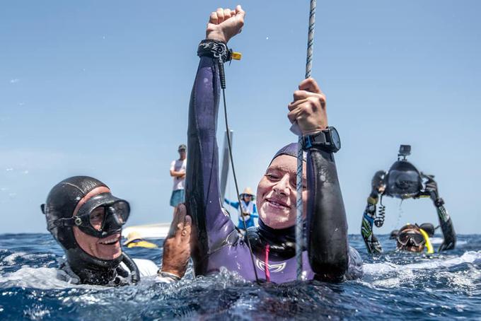 Alenka Artnik se je na karibskem pokalu potopila na norih 111 metrov in postavila nov svetovni rekord. Lastnica tega mejnika je bila le en dan, saj se je že dan kasneje še meter dlje potopila njena velika italijanska tekmica Alessia Zecchini. | Foto: Laura Babahekian