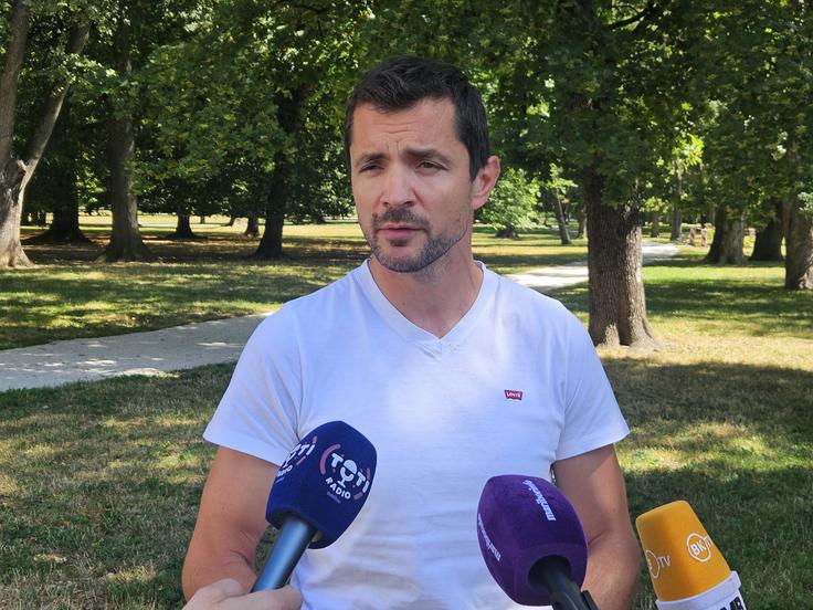 Tudi Mlaker je zanikal, da bi pri sečnji karkoli kršili, ob tem pa priznal, da so se pri načrtu krajinske arhitekture zavezali, da ga dostavijo šele do začetka izvajanja del, vezanih na krajinsko arhitekturo, praviloma pa bi ga morali predložiti še pred začetkom izvedbe projekta. | Foto: Gregor Mlakar/STA
