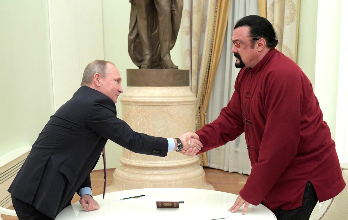 Steven Seagal in Vladimir Putin | 70-letni ameriški zvezdnik akcijskih filmov je redni obiskovalec Rusije, ki že več let prijateljuje s predsednikom Putinom. | Foto Reuters